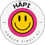 Hämeen Pinkit -yhdistyksen logo, jossa on valkoisen ympyrän sisälla pinkki ympyrä. Keskellä on keltainen hymynaama.